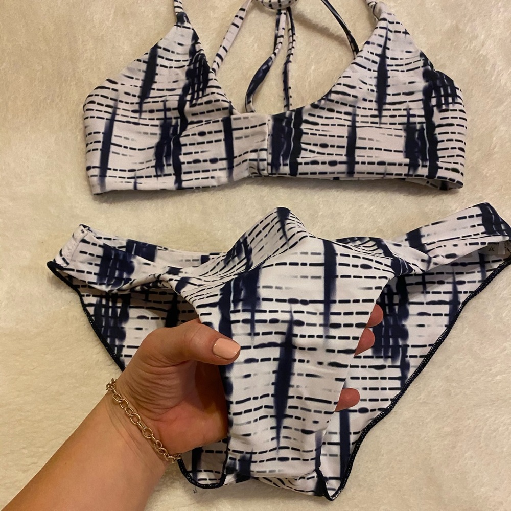 Bikini - Picture 2 of 10